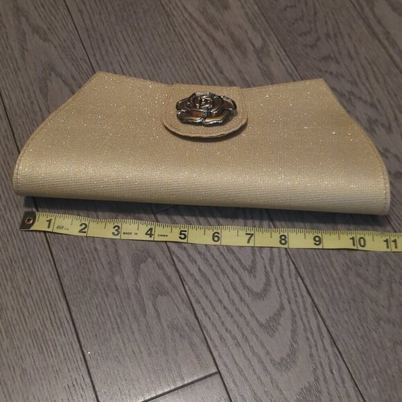 Elegant Gold Clutch with Floral Accent - Excellent Condition - Picture 4 of 5